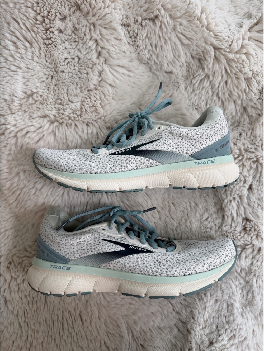 Brooks Trace Running Shoes Size 8 Whisper White/Tourmaline/Aqua sneakers